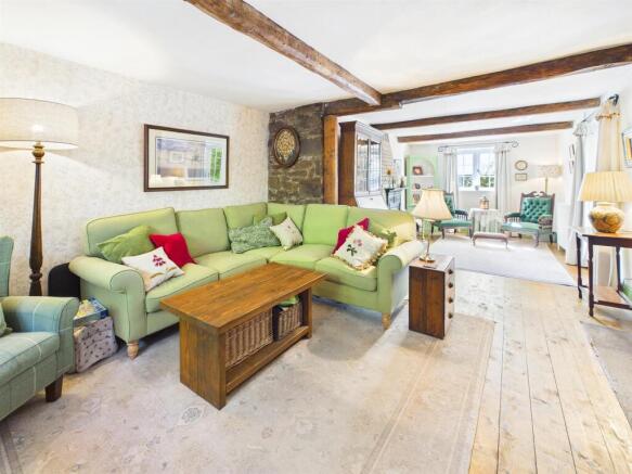 LOUNGE/FAMILY ROOM