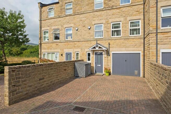 4 bed House for sale Image 11