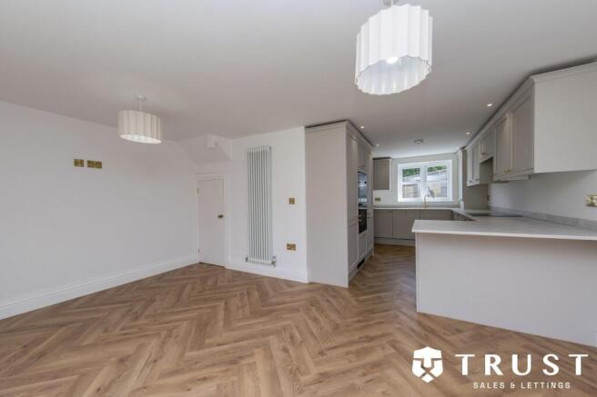 4 bed Detached for sale Image 8