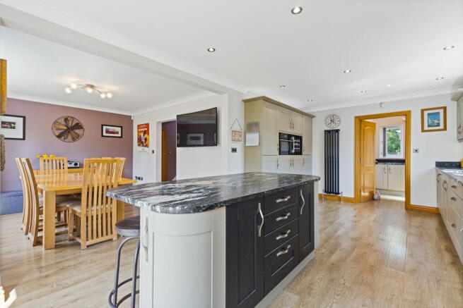 4 bed Detached for sale Image 8