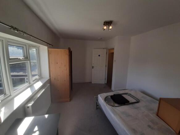 5 bed Semi-Detached to rent Image 11