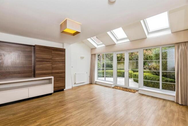 House in Horsham, Broadbridge Heath - More