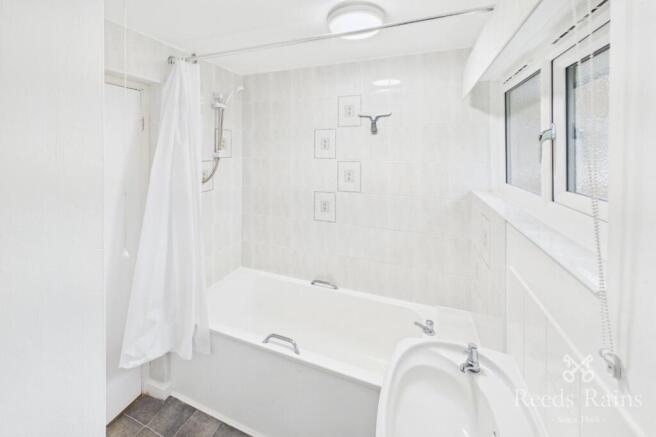 3 bed Apartment to rent Image 8