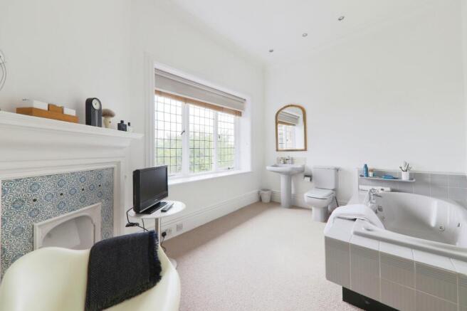 7 bed Detached for sale Image 11