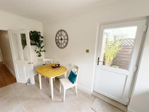 Dining area in kitchen.jpg
