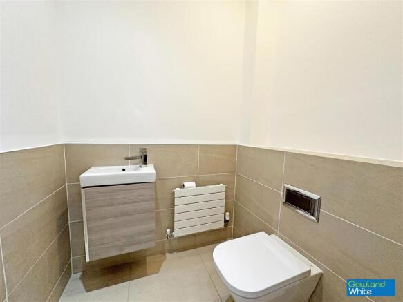 5 bed Detached for sale Image 9