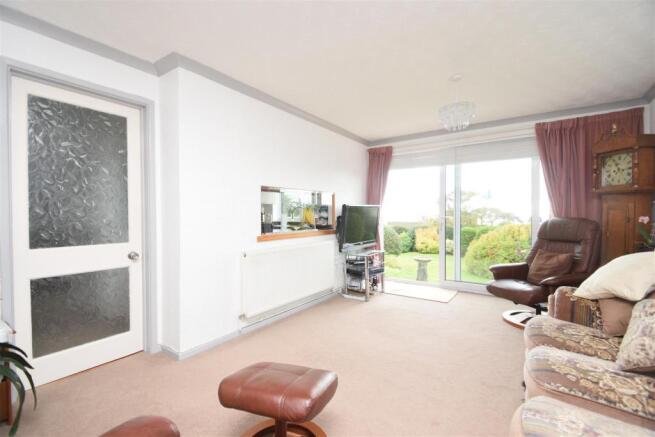 LIVING/DINING AREA