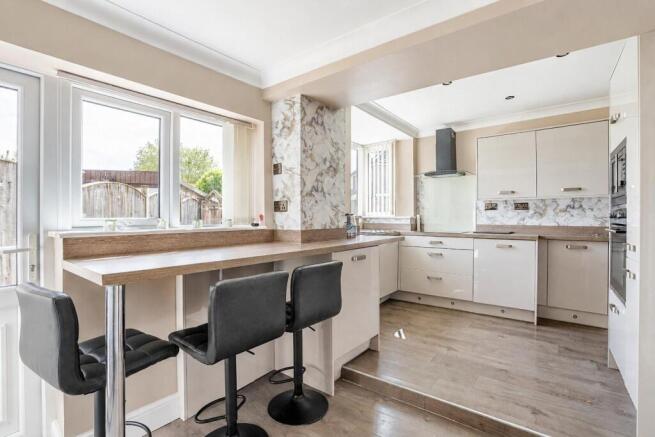 5 bed Semi-Detached for sale Image 8