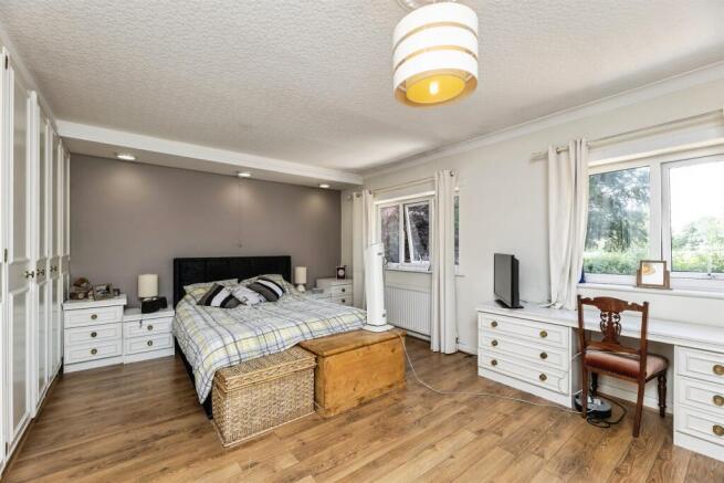 4 bed Detached for sale Image 4