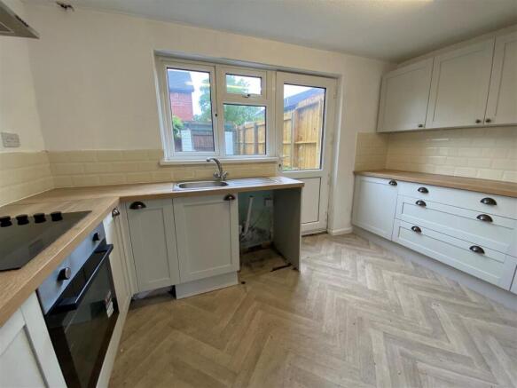 29 Meadowcroft - kitchen 3.jpg