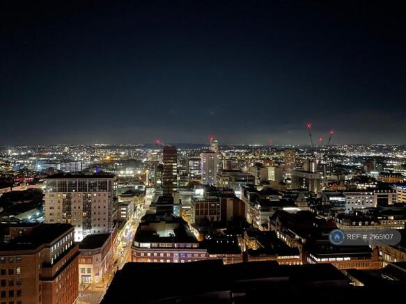 2 bed Penthouse to rent Image 8