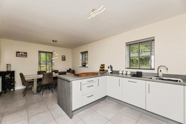 4 bed Detached for sale Image 10