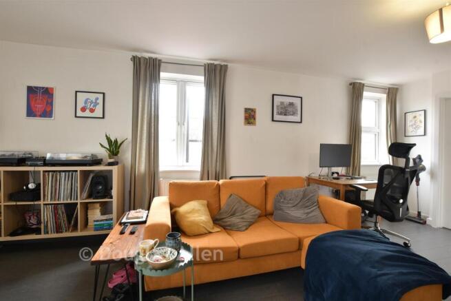 Lounge/Dining Area