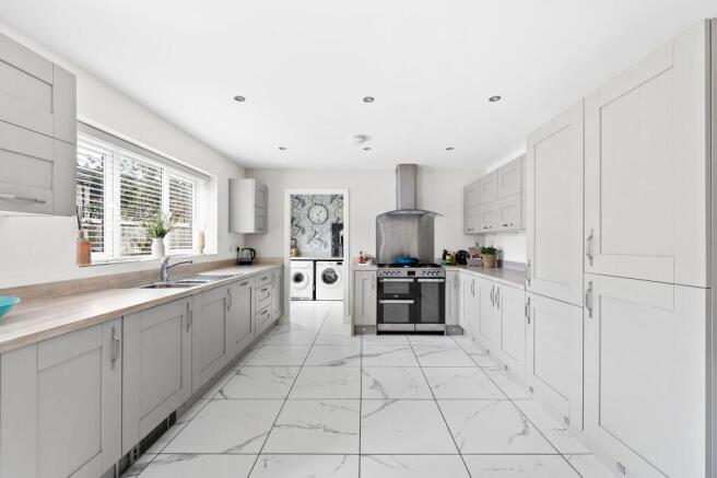 5 bed Detached for sale Image 4