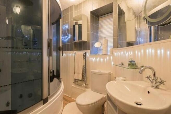 MAIN BATHROOM