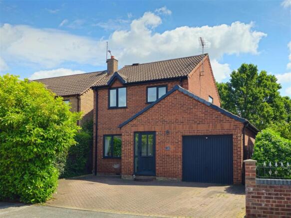 3-bed detached on Bridgewater Park Drive, Skellow, Doncaster, £240,000