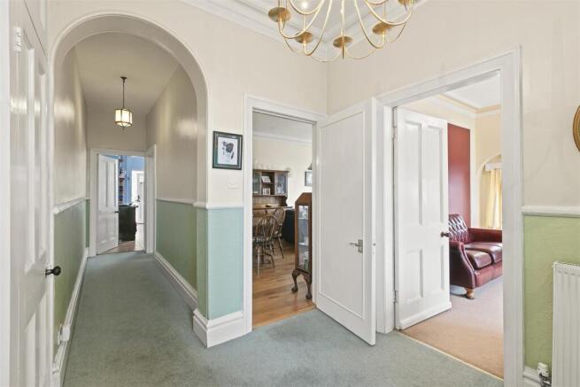 6 bed Semi-Detached for sale Image 5