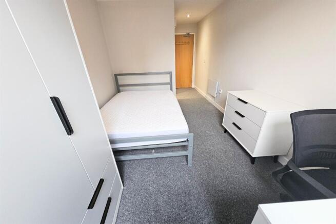 4 bed Apartment to rent Image 4