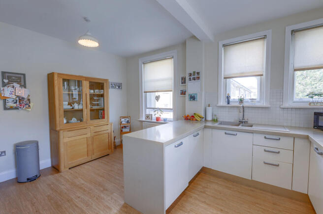 3 bed Apartment for sale Image 4