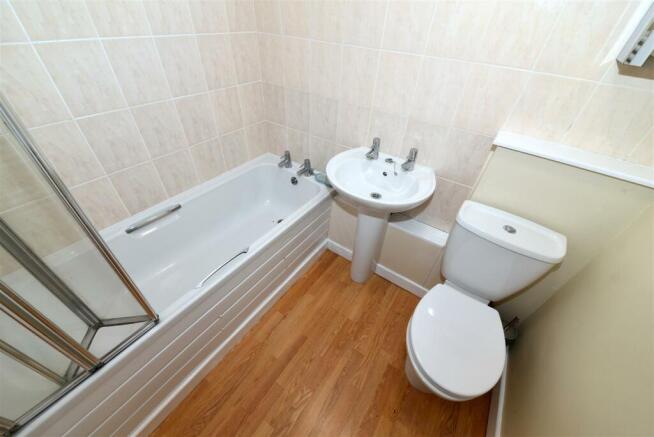 harborne-court-bathroom-01.JPG