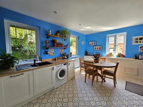 kitchen 3.jpg