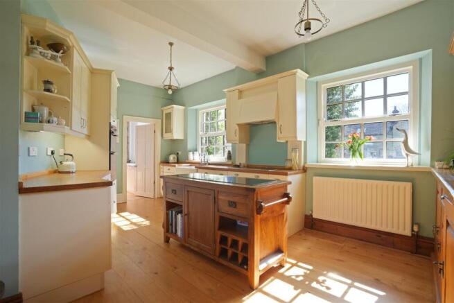 6 bed Semi-Detached for sale Image 6