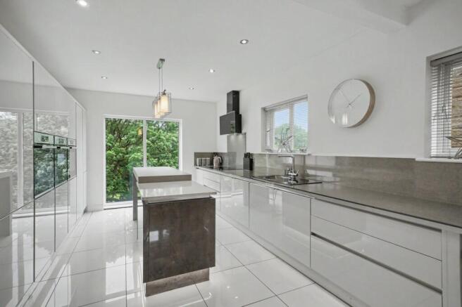 4 bed Detached for sale Image 2