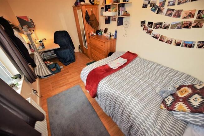 6 bed House to rent Image 8