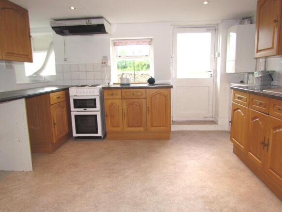 Spacious Fitted Kitc