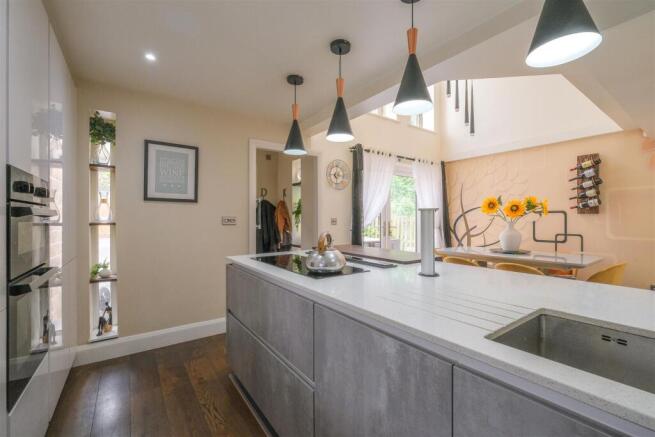 4 bed Detached for sale Image 7