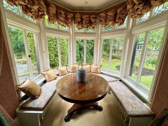 6 bed Detached for sale Image 9