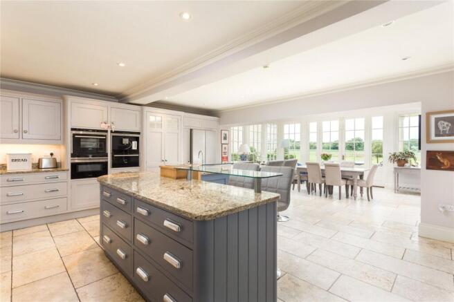 6 bed Detached for sale Image 5