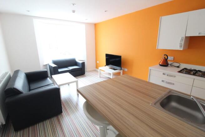 3 bed Ground Flat to rent Image 6