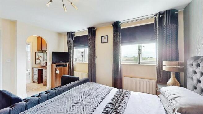 5 bed Detached for sale Image 10