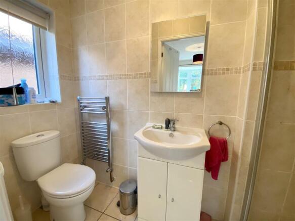 EN-SUITE SHOWER ROOM