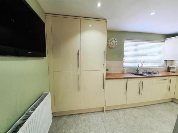 4 Chatsworth Drive kitchen 4.jpg