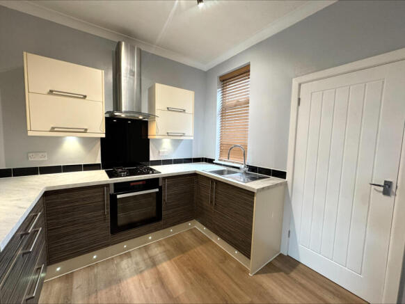 2 bed Terraced to rent Image 5