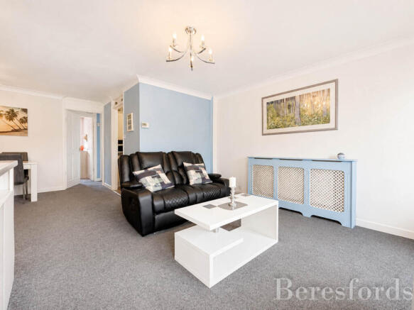 Sarre Avenue, Hornchurch, RM12 photo 4