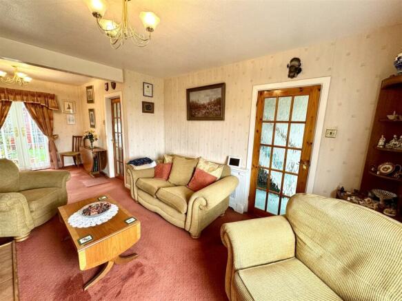 OPEN PLAN SITTING/DINING ROOM