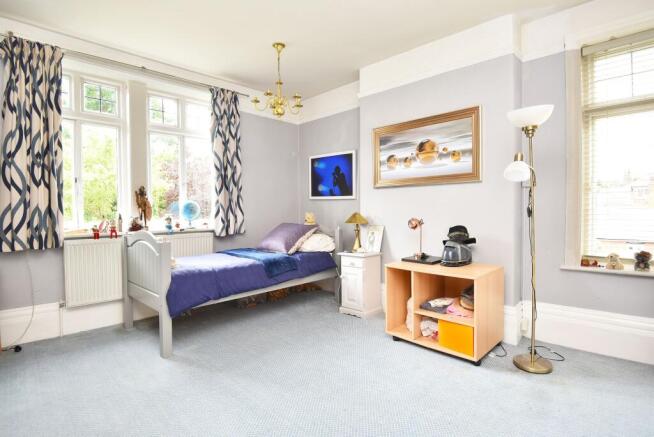 5 bed House for sale Image 11