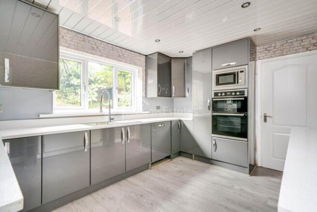 4 bed Detached for sale Image 4