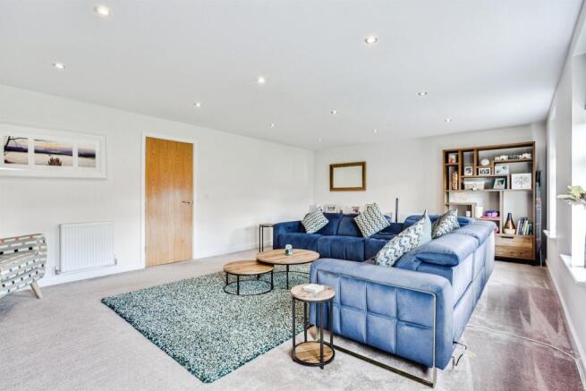 5 bed Detached for sale Image 7