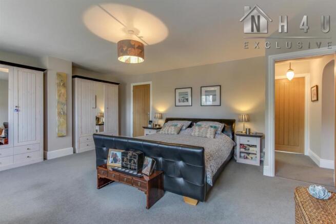 MAIN BEDROOM: