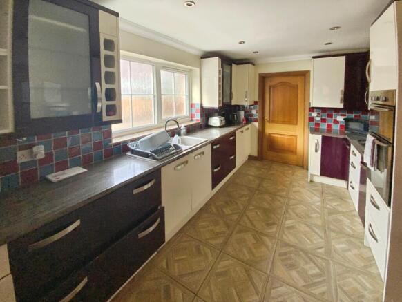 4 bed Bungalow for sale Image 4