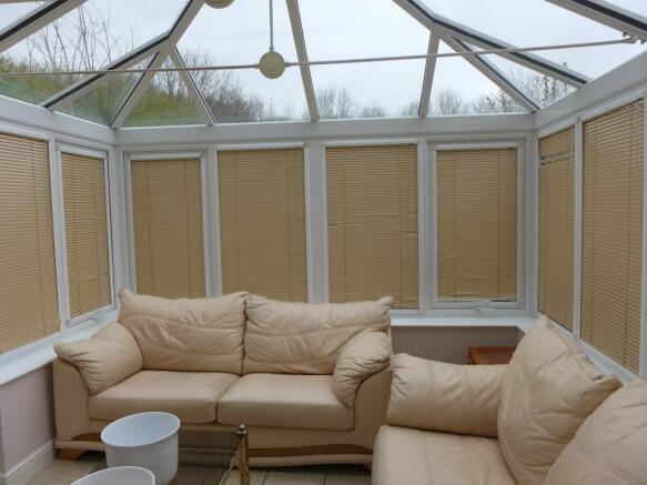 4 bed House to rent Image 12