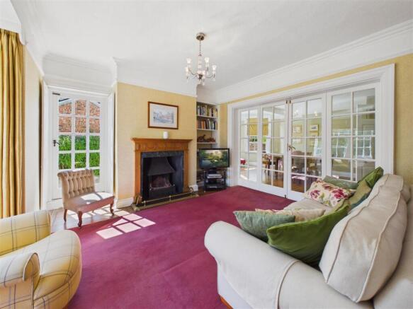 5 bed Detached for sale Image 8