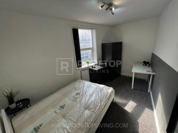 4 bed House Share to rent Image 5