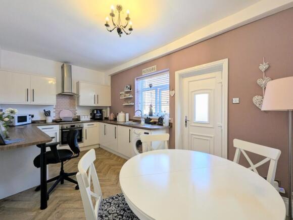 Kitchen & Dining