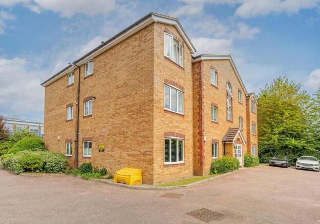 2-bed flat on Flat 11 Winchester Court, 242 Billet Road, Walthamstow, London, E17 5HE, £130,000