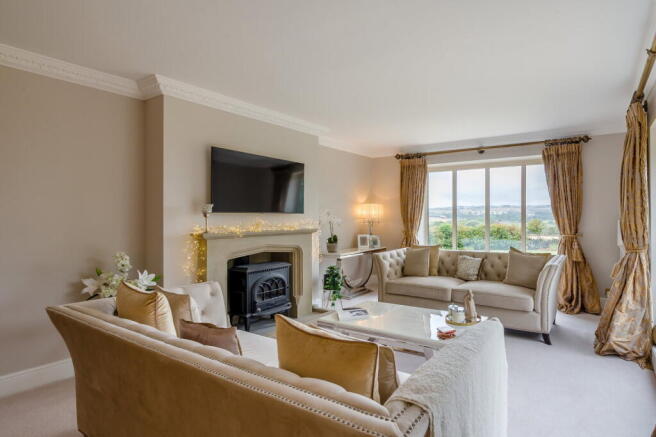 5 bed Detached for sale Image 9